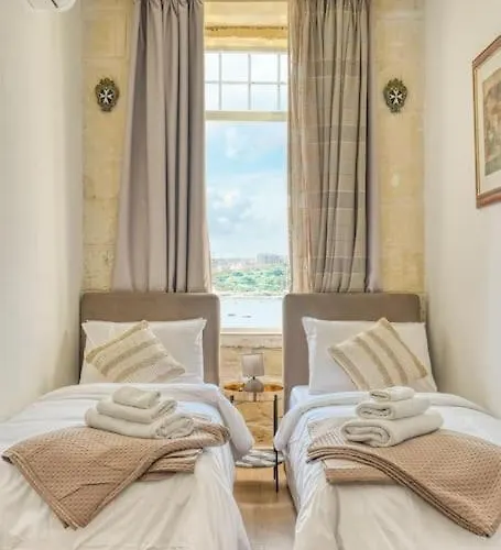 Exclusive Seafront Townhouse Sliema, Valletta Sea View Casa de Férias Sliema