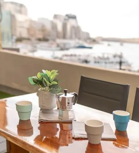 Exclusive Seafront Townhouse Sliema, Valletta Sea View Casa de Férias Sliema