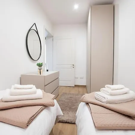 בית נופש Exclusive Seafront Townhouse Sliema, Valletta Sea View סליאמה