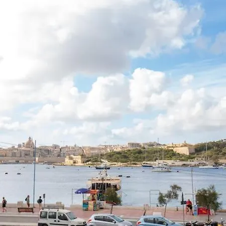 בית נופש Exclusive Seafront Townhouse Sliema, Valletta Sea View סליאמה